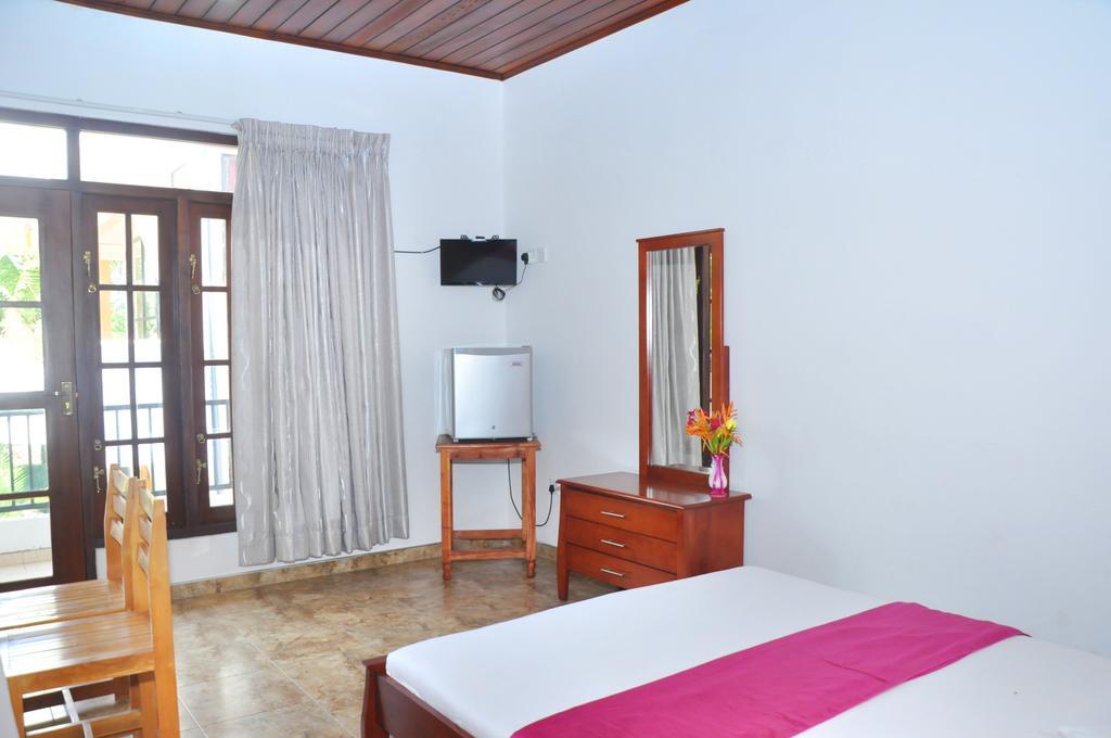 Green Shadows Beach Hotel Wadduwa Extérieur photo