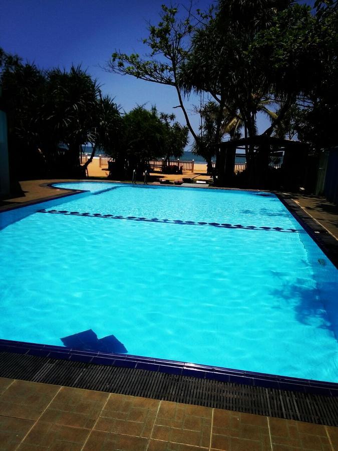 Green Shadows Beach Hotel Wadduwa Extérieur photo